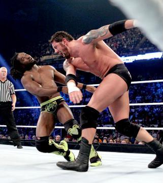 Resultados RAW 184 desde San Luis Misuri Bull+Hammer+on+Kofi+Kingston