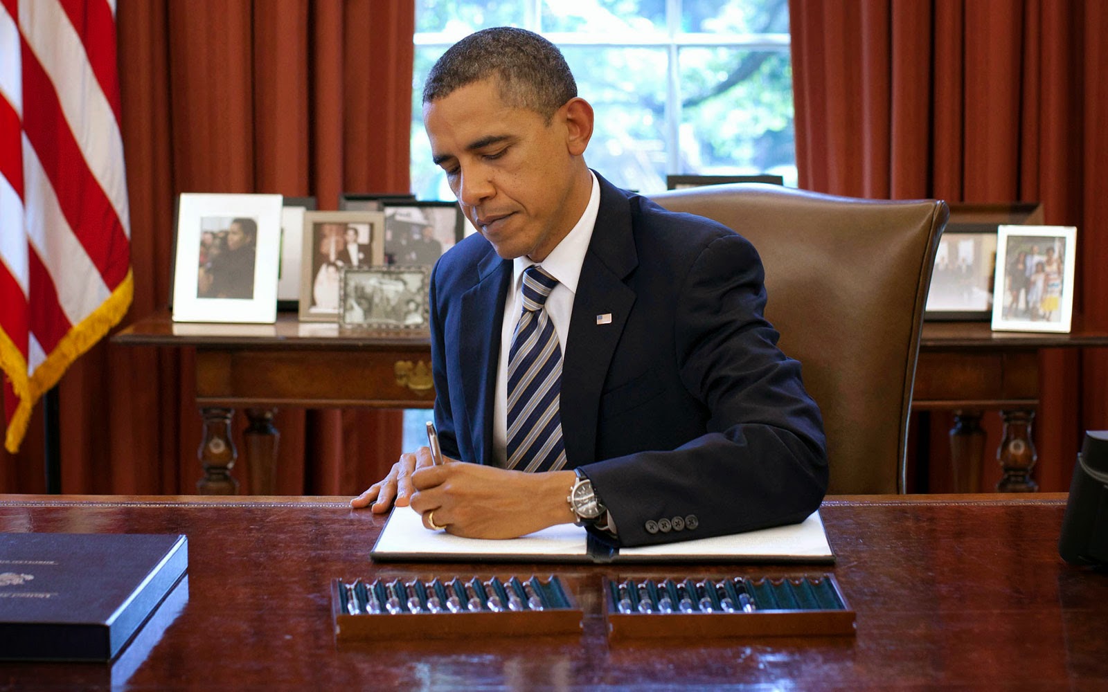 Tổng thống Mỹ Barack Obama cũng là người thuận tay trái