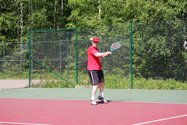 Tenniskursseja erilaisille kokoonpanoille invatenniksestä tykytennikseen käteisellä