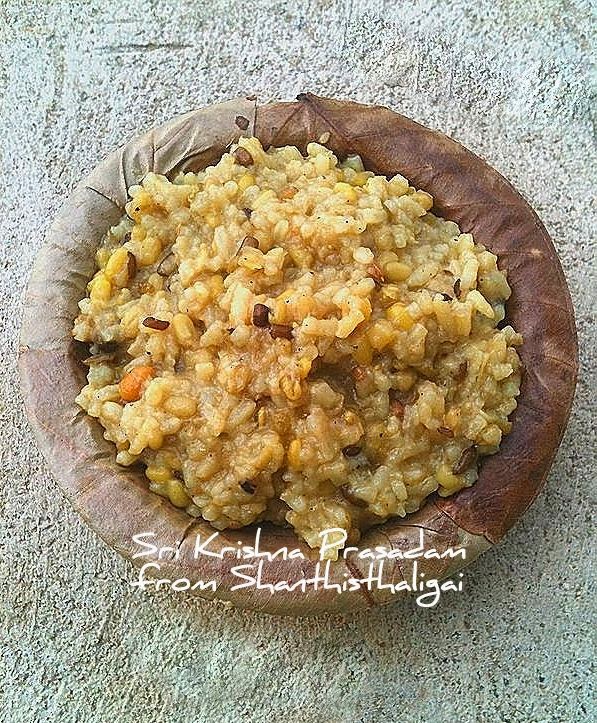 lentils khichri / lentils khichdi ( a krishna prasad for my blog's 6th birthday )