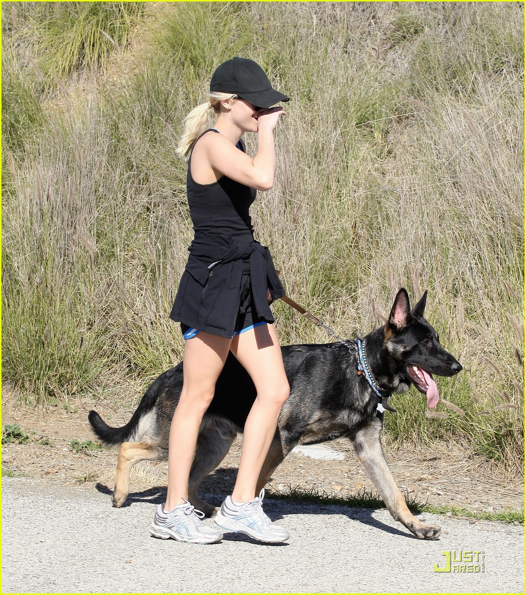 http://4.bp.blogspot.com/-kFTEz2s8Z-E/TZtYS-OTu6I/AAAAAAAAB9I/_q8CPDUttd0/s1600/reese-witherspoon-takes-hike-with-dogs-01.jpg