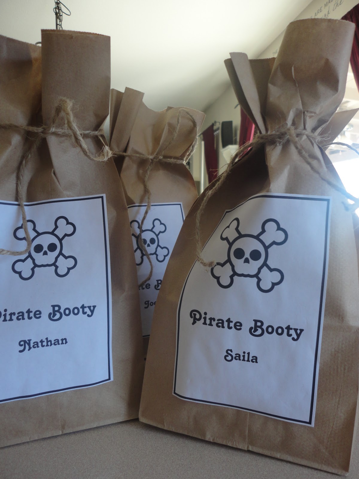 http://4.bp.blogspot.com/-kGm_8hlUm_g/TY-qyv8k1RI/AAAAAAAAAfk/Yia3jjqumws/s1600/Pirate+Party+014.jpg