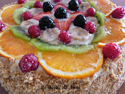 Torta decorata con crema e  la frutta