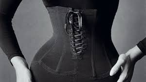 Fotógrafo retrata lo que ocurre cuando usamos ropa ajustada - imagenes de mujeres con ropa ajustada