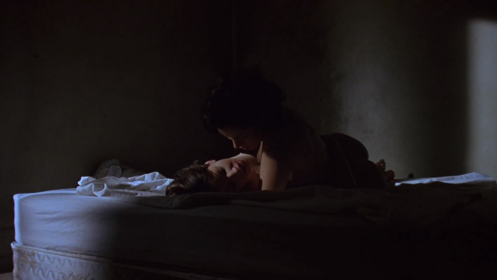 http://4.bp.blogspot.com/-kH8zOlLaU6U/UJC9yNHAX9I/AAAAAAAADTM/N2gu_AiqT_s/s1600/Gina+Gershon+&+Jennifer+Tilly++Bound+HD1080p03+(3).jpg