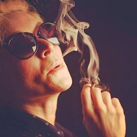 Aos 40, Patricia Marx posta fotos fumando maconha no instagram Aos 40, Patricia Marx posta fotos fumando maconha no instagram