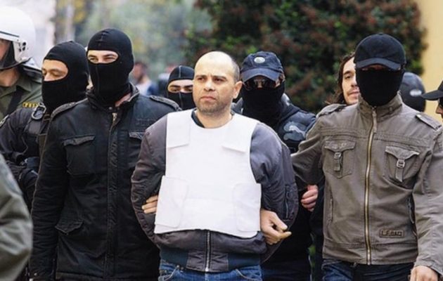 Ο δολοφόνος του ταξιτζή στην Καστοριά είναι ο αστυνομικός που συνέλαβε το Νίκο Μαζιώτη Ο δολοφόνος του ταξιτζή στην Καστοριά είναι ο αστυνομικός που συνέλαβε το Νίκο Μαζιώτη