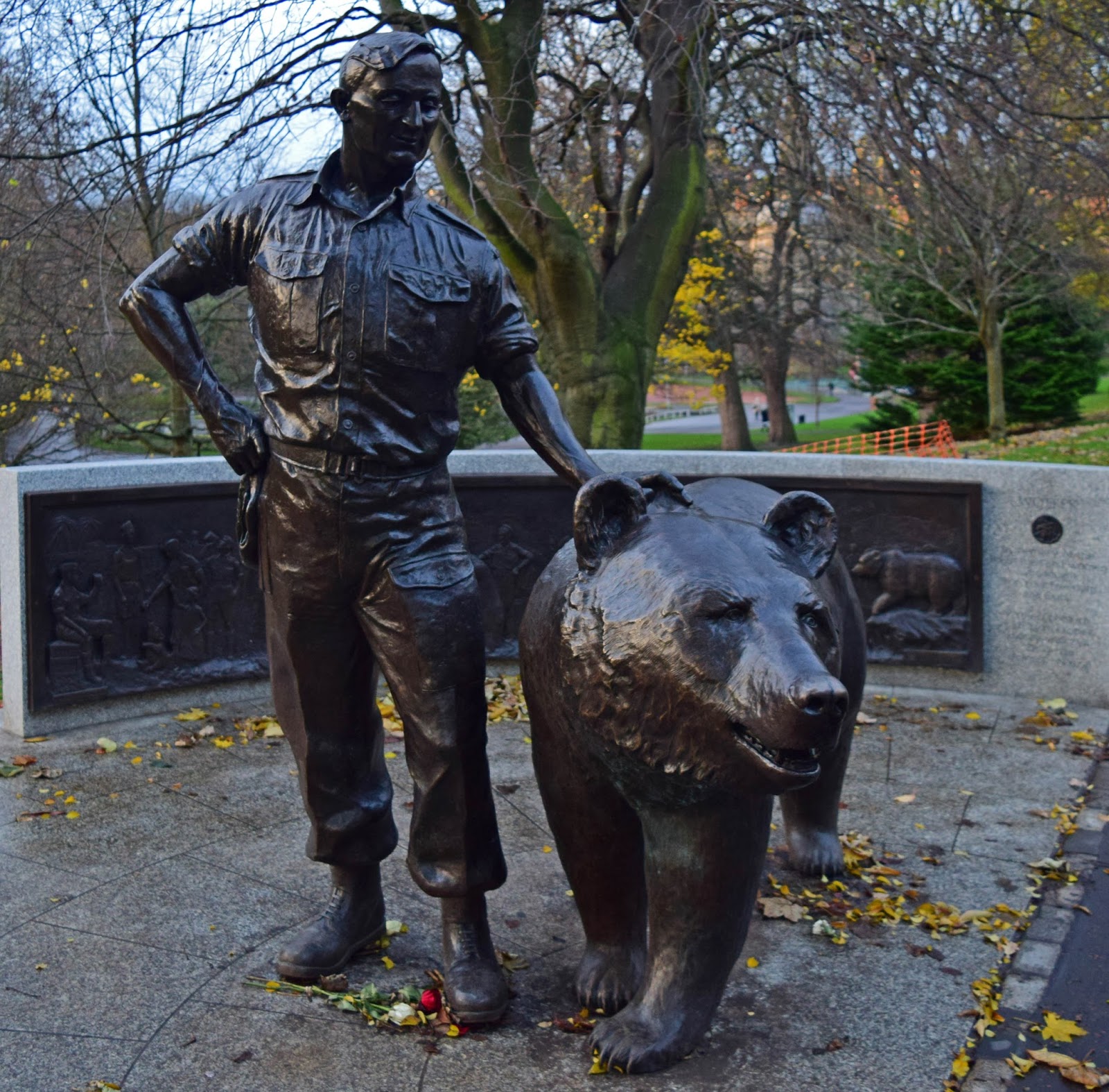 Wwa Jeziorki Wojtek the Bear in the heart of Edinburgh
