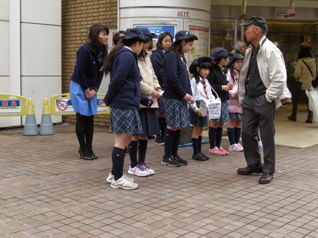 ｶﾞｰﾙｽｶｳﾄ東京dﾌﾞﾛｯｸ 第６地区 3 8 日 震災街頭募金ｉｎ ｊｒ大森駅