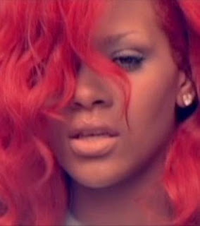 rihanna-est-si-belle-avec-ses-longs-cheveux-rouges_67173_w460%5B1%5D.jpg