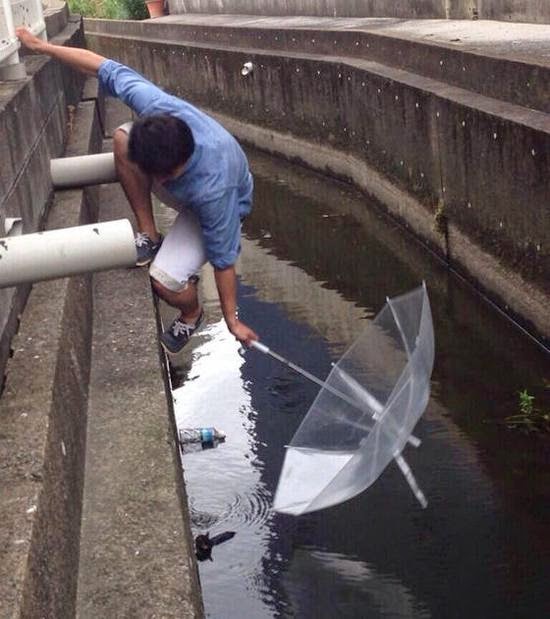 Спасение котенка из придорожного канала Спасение котенка из придорожного канала