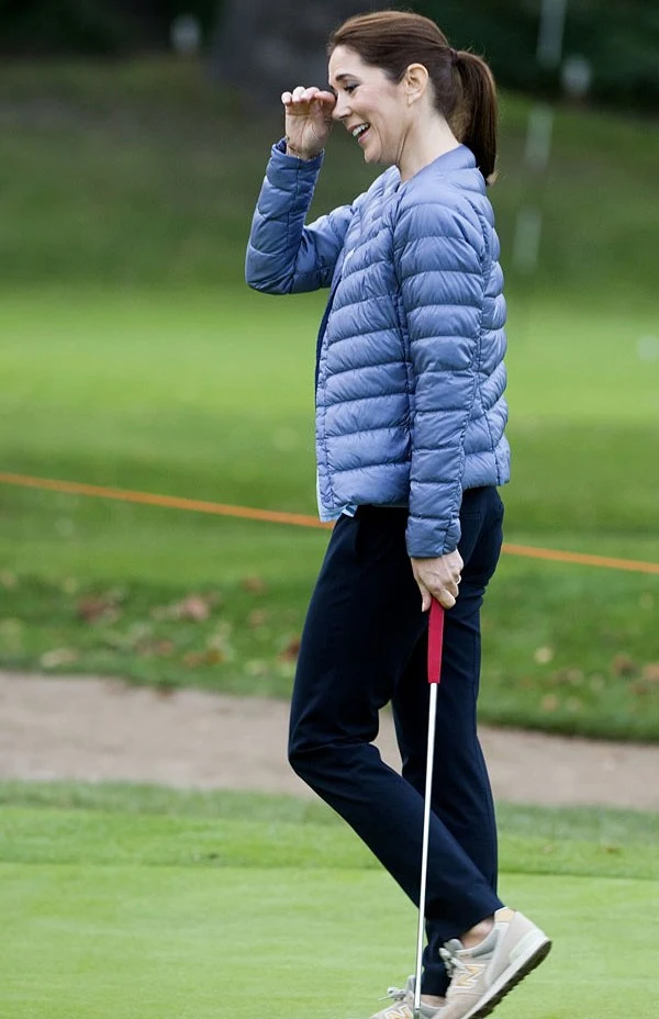 Hier, la Princesse Mary s'est rendue au Asserbo Golf Club pour remettre un prix à un golfeur junior avec qui elle a joué. 