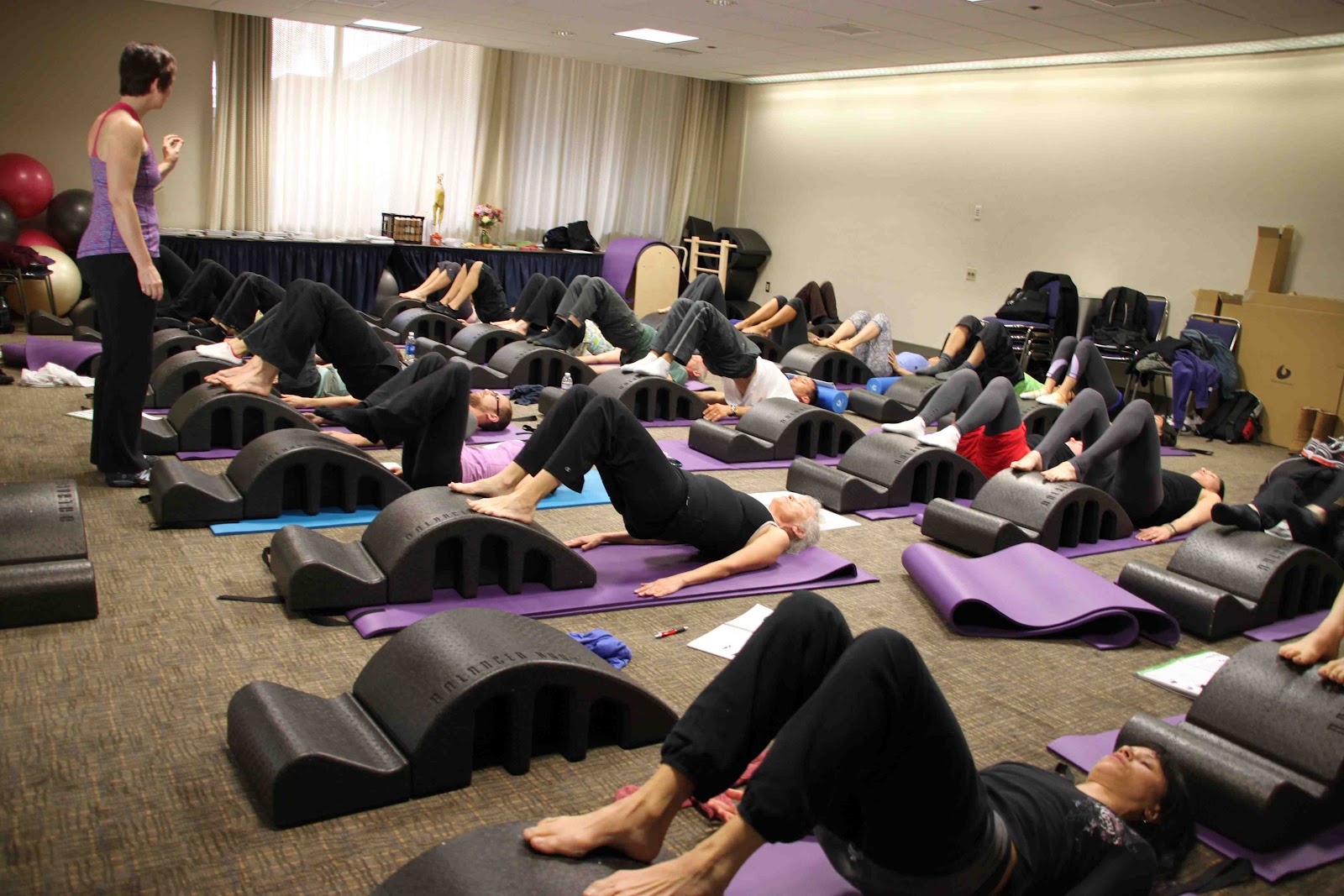http://4.bp.blogspot.com/-kMOaKvu52hQ/Tz7yJIA_NeI/AAAAAAAACgs/cOnmZl1jv4Y/s1600/instructores_pilates_arc_spine_corrector_14.jpg