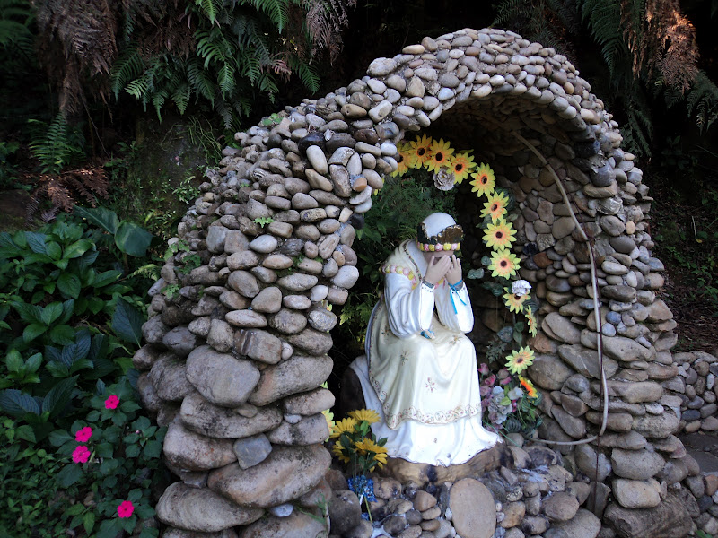 gruta de pedra para jardim:VIDA NO CAMPO VIDA FELIZ: GRUTA DE NOSSA SENHORA DA SALETE gruta de pedra para jardim:VIDA NO CAMPO VIDA FELIZ: GRUTA DE NOSSA SENHORA DA SALETE