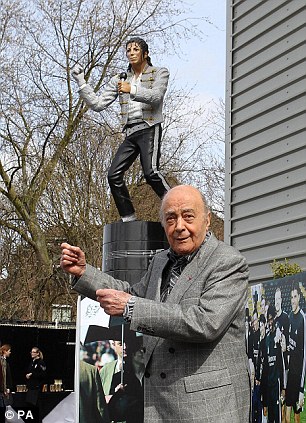  Estátua de Michael Jackson será removida do estádio Fulham Michael+Jackson+Craven+Cottage+Mohamed+Al+Fayed+Estatue