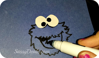 drawing cookie monsters face with marker