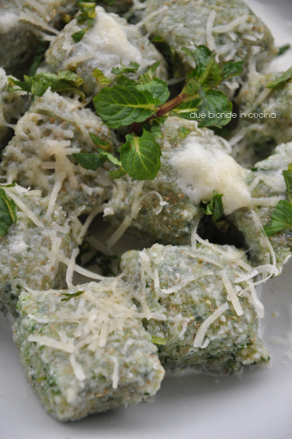 Due bionde in cucina Gnocchi di ricotta, spinaci e menta Donna Hay