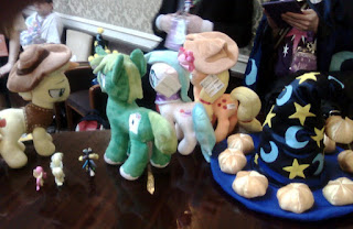 Ponies (and Starswirl's hat) on the piano