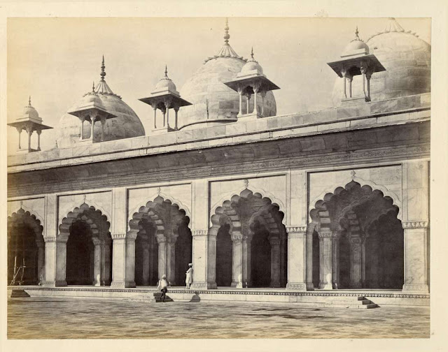 A+courtyard+view+of+Moti+Masjid%252C+Agra++by+Francis+Frith+-+circa+1880s