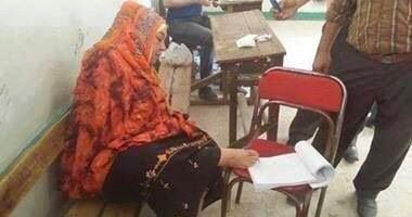 صور سيدة تصوت بقدمها فى الانتخابات بسبب فقد ذراعيها