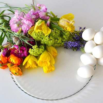 Maja Maagaard arrangerer blomster for Lisbeth Dahl