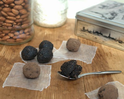 DIY Power Balls, 7 ingredients, 15 minutes and spiked with espresso powder for a caffeine kick. In 100-calorie, 50-calorie power balls or by the spoonful. Vegan. Recipe, insider tips, nutrition, Weight Watchers points at #KitchenParade. FIY Power Balls, 7 ingredients, 15 minutes and spiked with espresso powder for a caffeine kick. In 100-calorie, 50-calorie power balls or by the spoonful. Vegan. Recipe, insider tips, nutrition, Weight Watchers points at #KitchenParade.