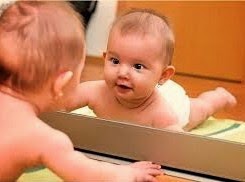 Bebé mirándose al espejo