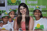 Actress Prachi Desai supporting the 'Choone Do Aasman' campaign of Smile Foundation