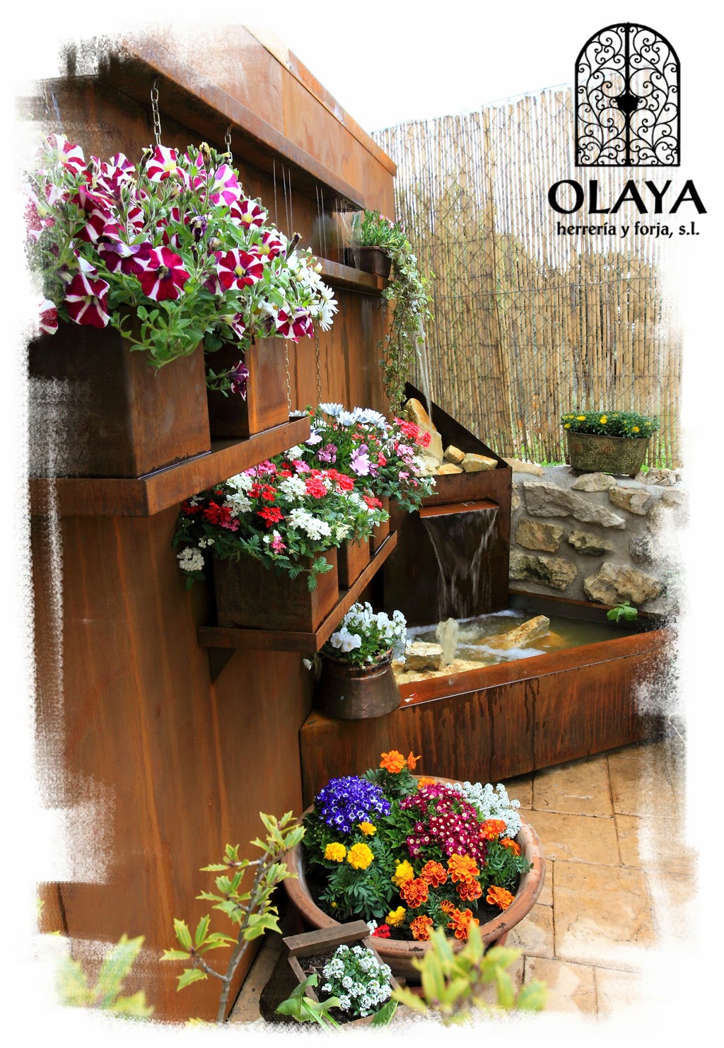 Conjunto de flores de temporada y fuente de acero corten OLAYA, herrería y forja, s.l.
