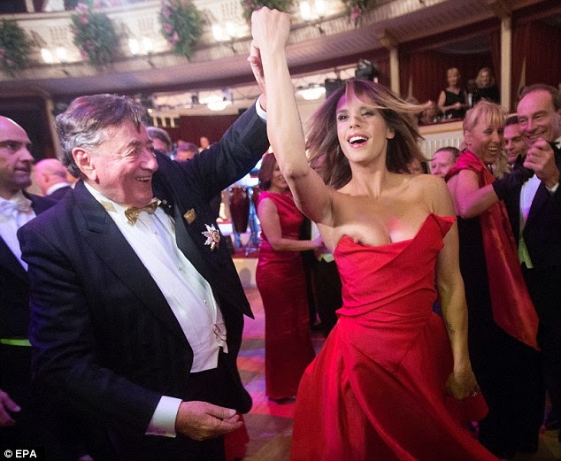 Elisabetta Navalis cici villantás a bécsi Operabálon