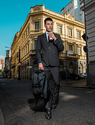 Reserva para C&A coleção masculina terno e mochila Reserva para C&A coleção masculina terno e mochila