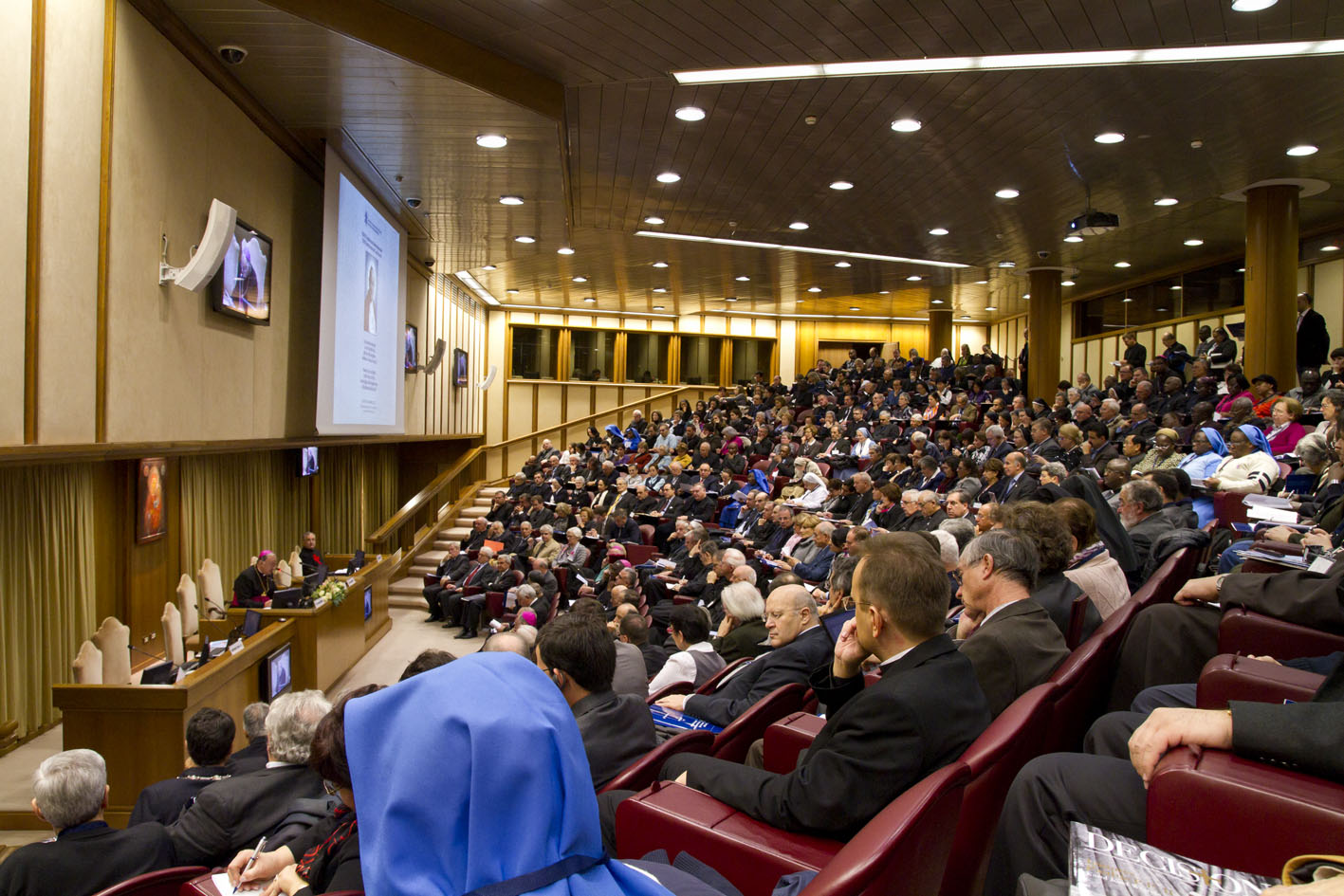 Aula Sinodale crowded