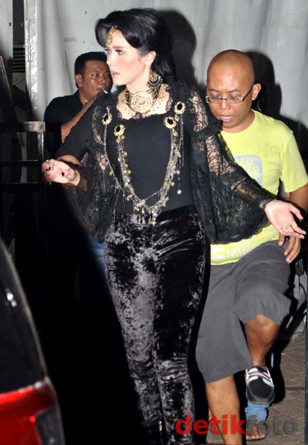 Mulan Jameela Hindari Wartawan Bersama Adik Ahmad Dhani