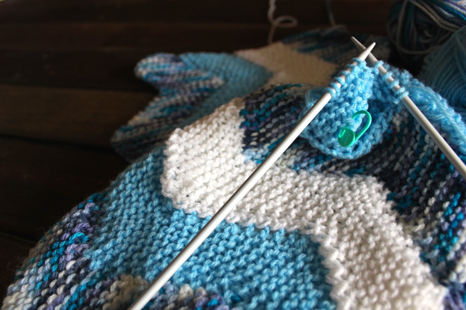 Keeping Mama Crafting: Knitting the Ten Stitch Zig-Zag Blanket