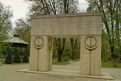 Brancusi Poarta sarutului Tor des kusses Puerta del beso Gate of the Kiss