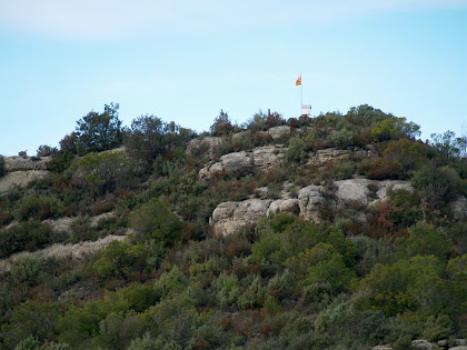 El cim del Puigsoler amb la senyera des del cantó de llevant El cim del Puigsoler amb la senyera des del cantó de llevant