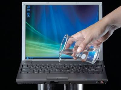 Tips selamatkan laptop jika terkena tumpahan air