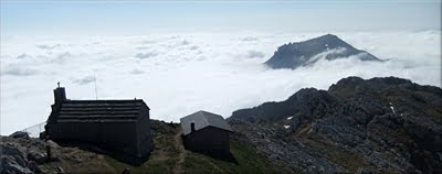Aratz emergiendo de entre las nubes
