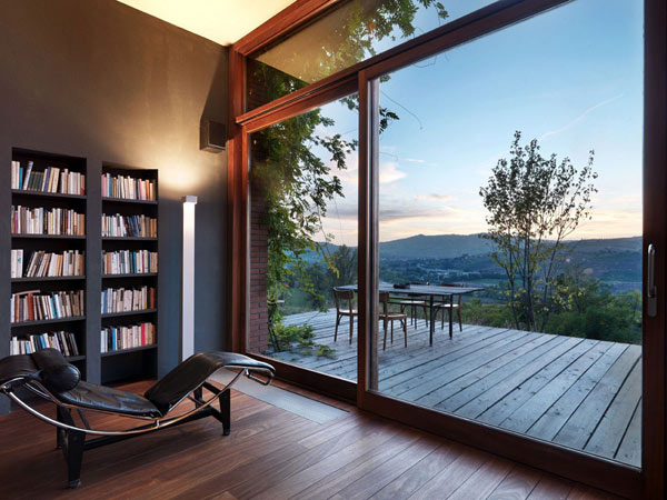 Hogares Frescos: Casa de Campo Contemporánea Tocada por el Sol, en Zona