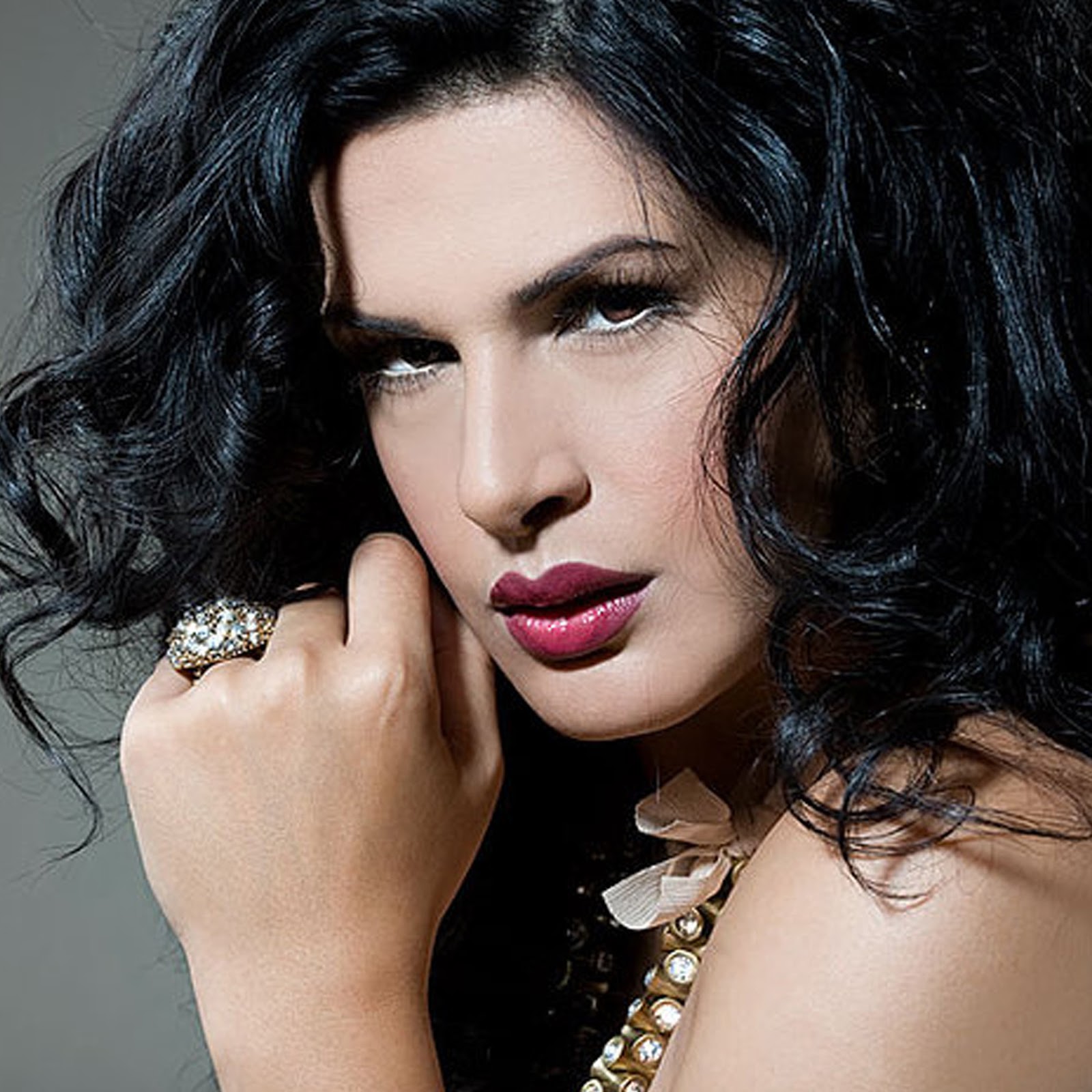 Meet Curvyqueen33: The Woman Redefining Beauty - kxmuk93