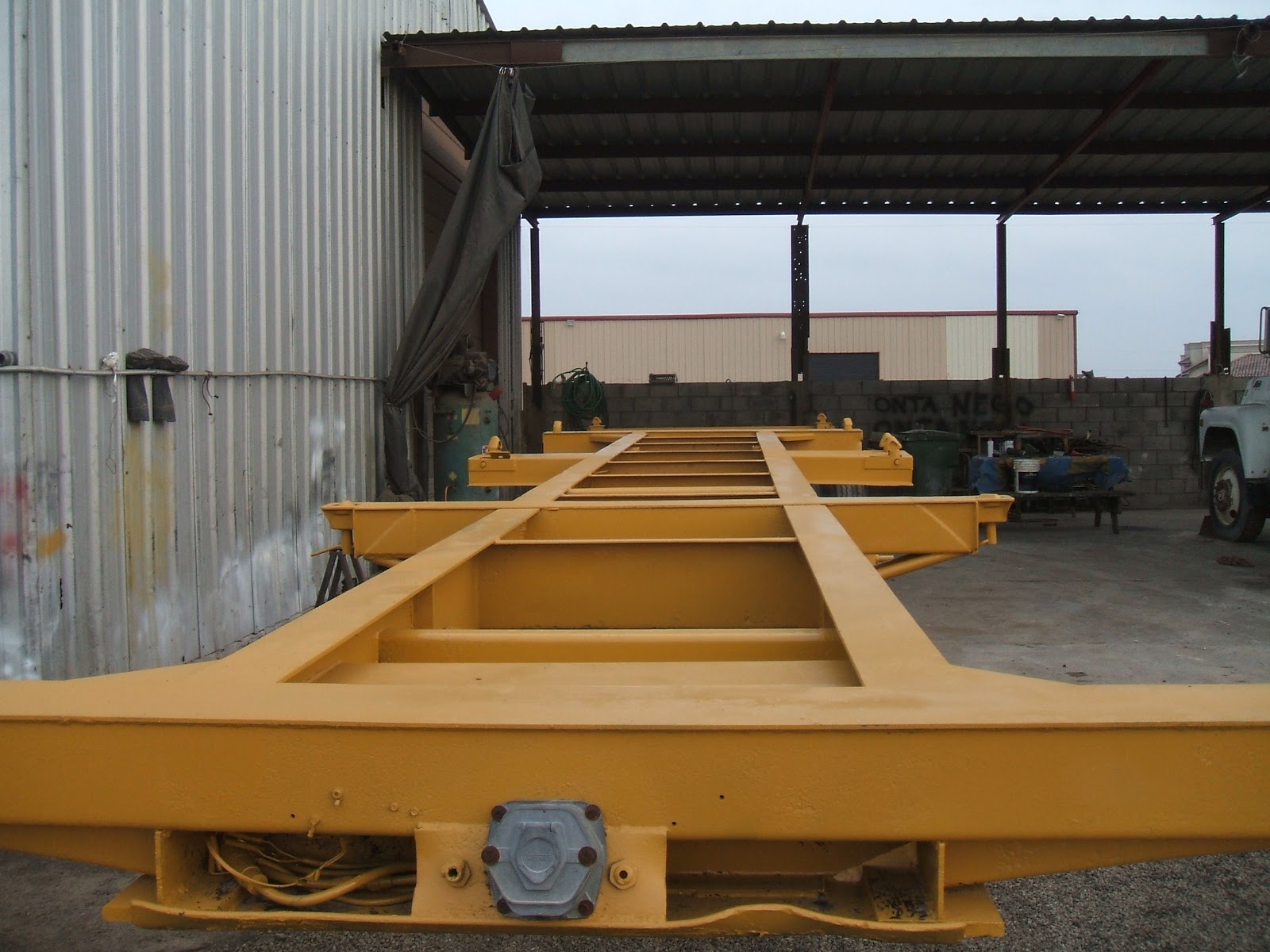 CONTAINER CHASSIS & PARTS 20'/40' COMBO 3 Axles, 12 PINS for Sale