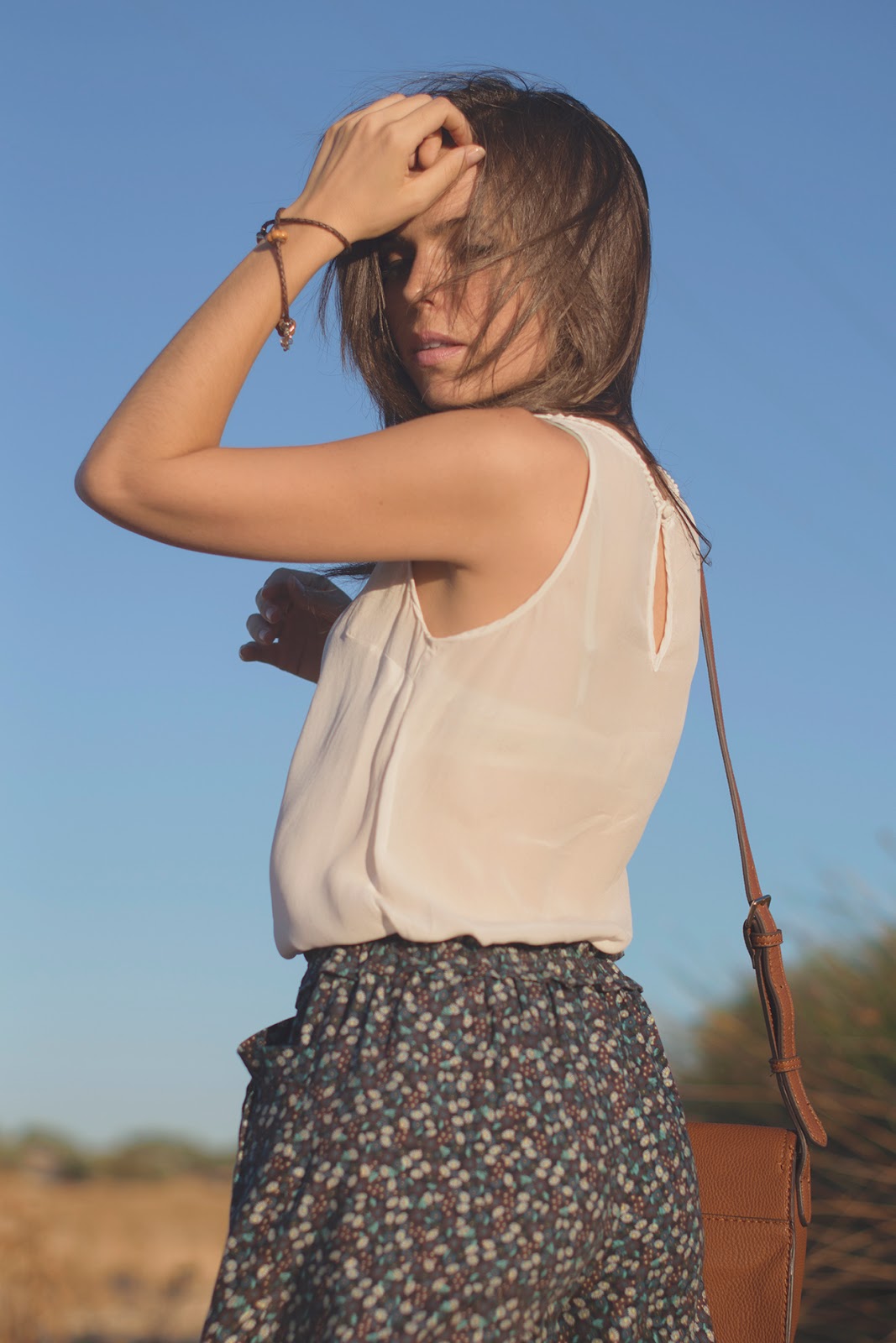 Look casual boho con shorts de flores de Zara y complementos en camel