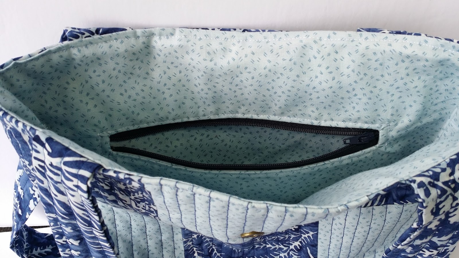 Novice Beginnings BLUE QUILTED CHARM TOTE BAG FREE TUTORIAL