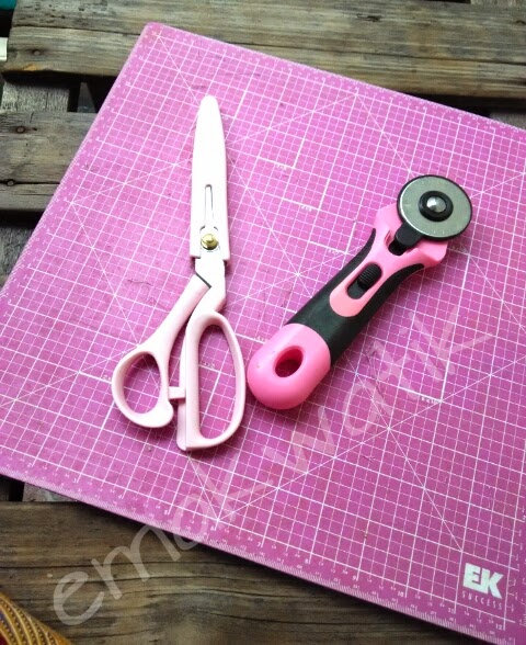 Jual Cutting Mat Dan Rotary Cutter gunting cutting mat dan rotary cutter emakwatik Jual Cutting Mat Dan Rotary Cutter gunting cutting mat dan rotary cutter emakwatik