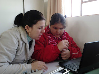 Marmis auxiliando a Kelli durante a avaliação de Inglês