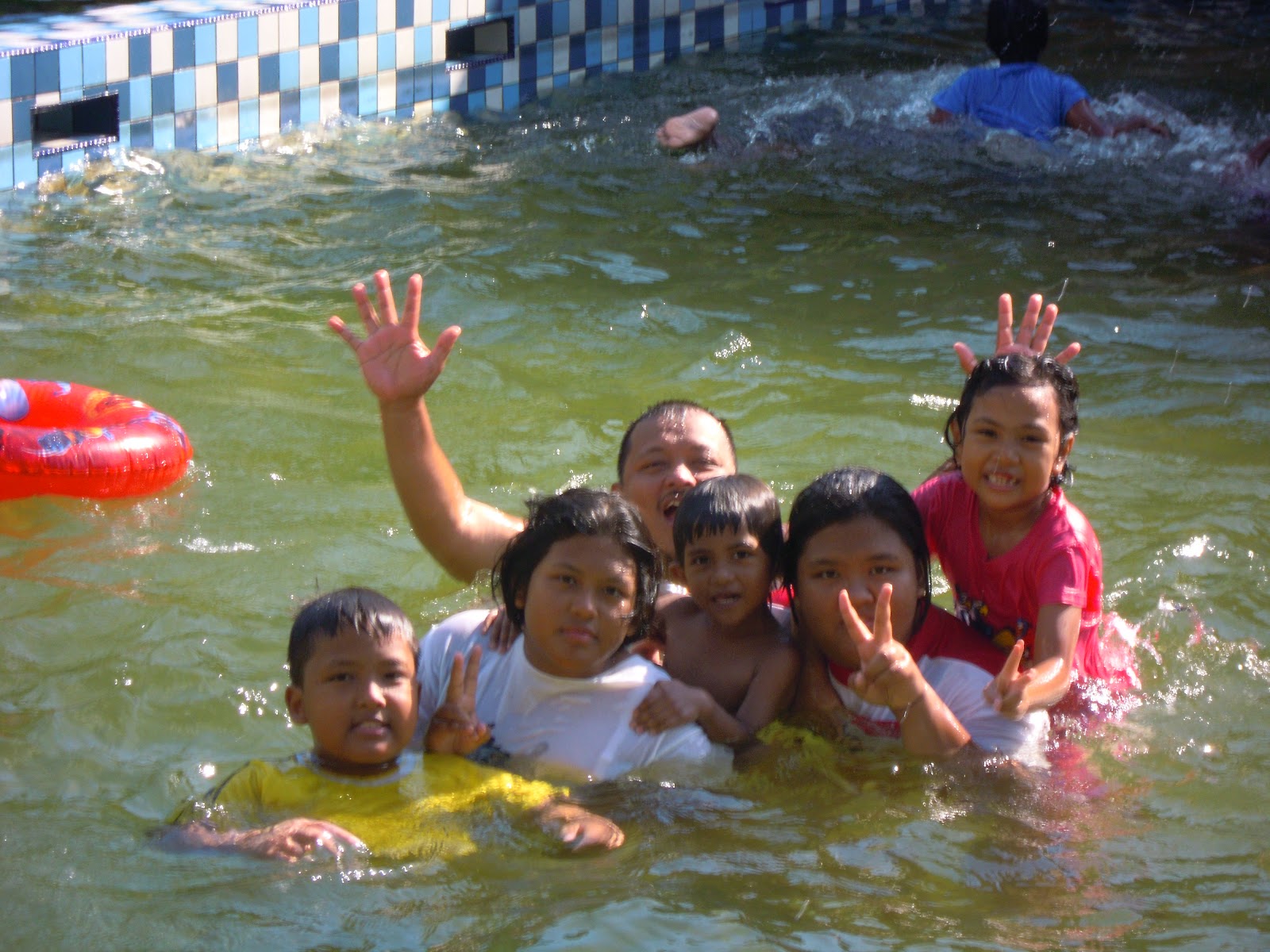 KELUARGA MANNCHAQ: Mandi-mandian di Kolam Renang Kemahkotaan