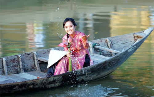 Người đẹp Huế với chiếc áo dài trên sông nước Người đẹp Huế với chiếc áo dài trên sông nước