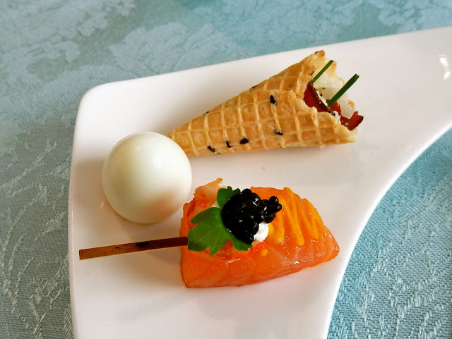 Canapés: salmon with roe, sour cream and ?, quails egg with celery salt, a cornet of beef with parmesan and horseradish