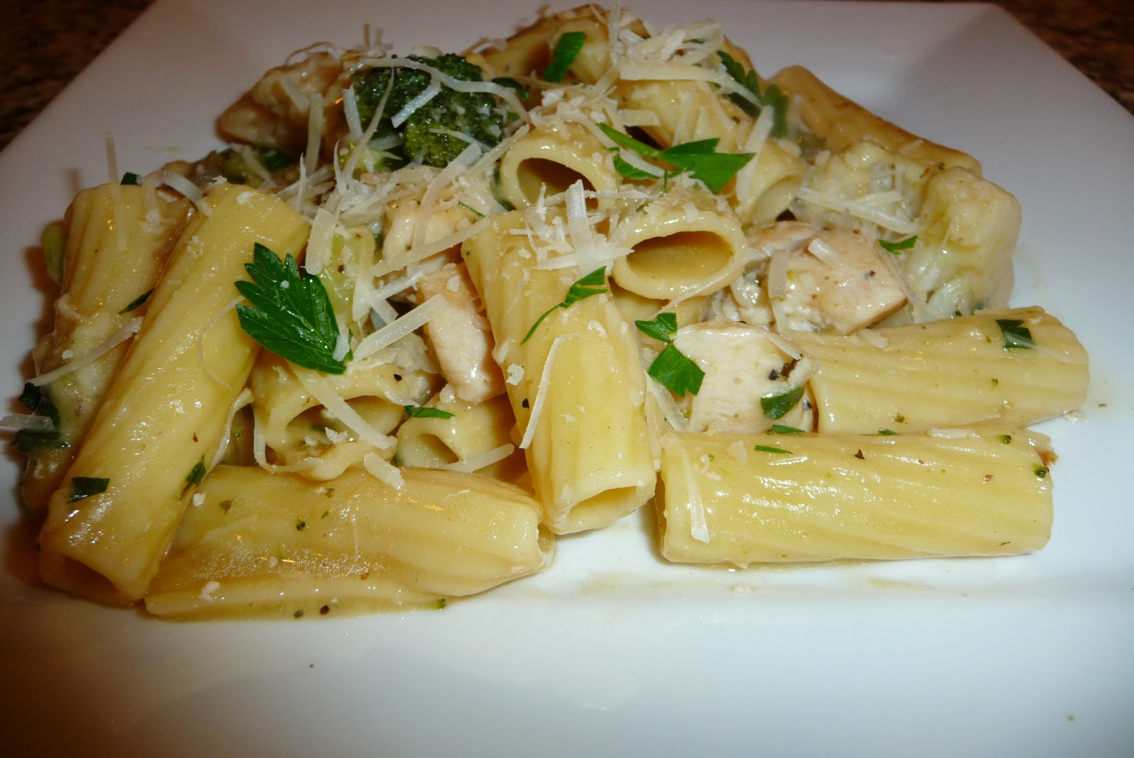 Rigatoni en Crema de Pollo y Queso Parmesano Cocina Facil