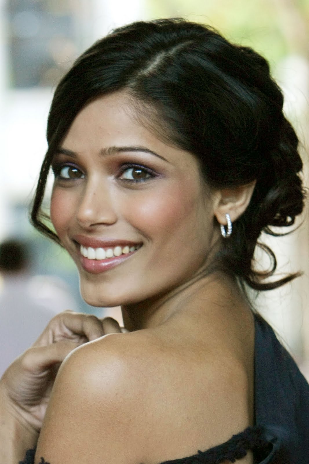 http://4.bp.blogspot.com/-kltM5TAWHeY/TdV7GKIgFRI/AAAAAAAAAcU/tvg_NmifhXA/s1600/freida-pinto-04.jpg